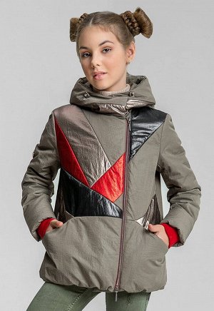 31840 хаки В этой куртке ребенку будет тепло и комфортно в холодную погоду. Эффектный вид модели придают разноцветные вставки асимметричной формы, выполненные из ткани, отличающейся от основной по фак
