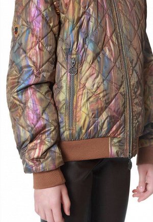31845 хаки Укороченная куртка с ярким модным принтом на центральной застежке молнии подойдет юным модницам любого возраста. Ткань с основой из полиэстра обладает водоотталкивающим эффектом и не продув