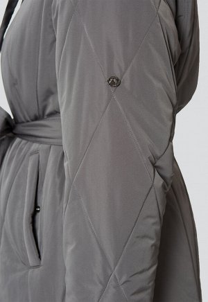 2211 серый Лаконичное, стеганое пальто прямого силуэта из полуматовой ткани с водоотталкивающей пропиткой и утеплителем ТермМакс. Декоративная стежка ромбами подчеркивает модный силуэт.За дополнительн