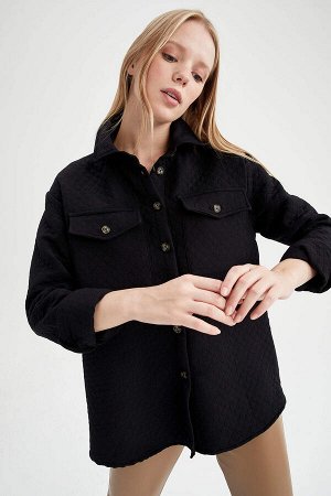 Стеганая куртка-рубашка оверсайз с карманом с клапаном и деталями
