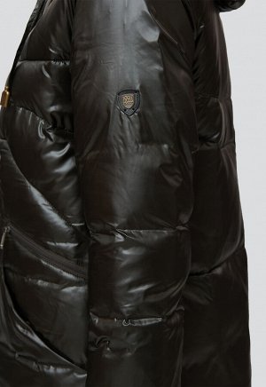 2012 хаки Стильное зимнее пальто длиной ниже колена. Скрытая молния и потайные кнопки.&nbsp;&nbsp;Модельная&nbsp;&nbsp;особенность -слегка приспущенный рукав
стежка по переду в форме расходящихся луч