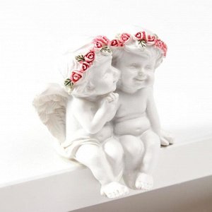Сувенир полистоун "Белоснежные ангелочки в розовых венках, милуются" 6х5,5х4 см