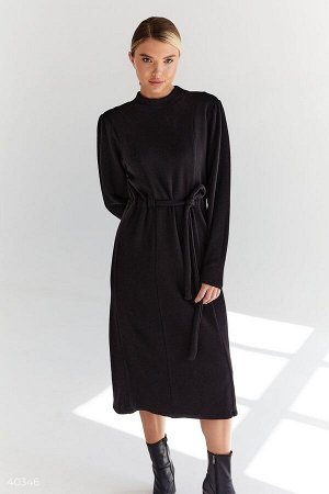 Черное платье с затяжкой в поясе