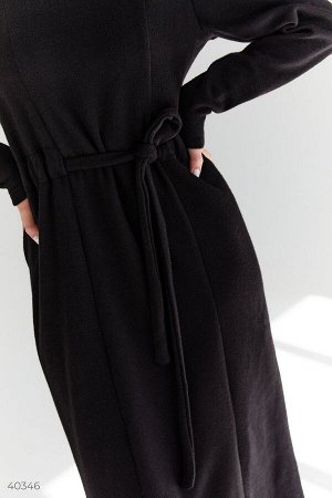 Черное платье с затяжкой в поясе