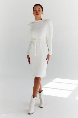 Белое платье с затяжкой в поясе