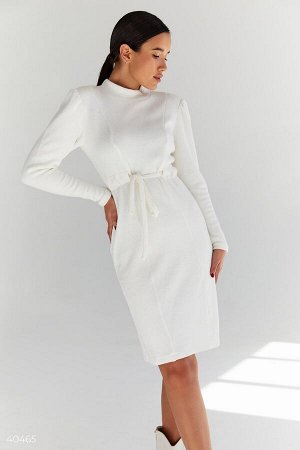Белое платье с затяжкой в поясе