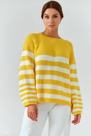 Яркий желтый свитер в полоску