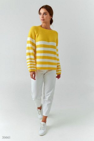 Яркий желтый свитер в полоску