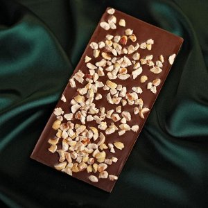 Шоколад молочный «Новогодних чудес», чарующий фундук, 85 г.