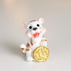 Фигурка полистоун «Тигрёнок с золотым рублём или подковой», 6.8x4.7x5.5 см, МИКС