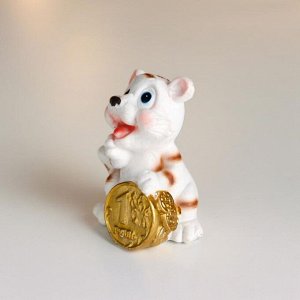 Фигурка полистоун «Тигрёнок с золотым рублём или подковой», 6.8x4.7x5.5 см, МИКС