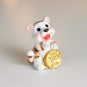Фигурка полистоун «Тигрёнок с золотым рублём или подковой», 6.8x4.7x5.5 см, МИКС