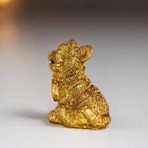 Сувенир полистоун "Золотой тигрёнок с монетками" МИКС 2,8х1,8х1,8 см