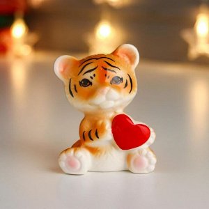 Сувенир керамика "Рыжий тигрёнок с сердечком" 8х6х4,6 см