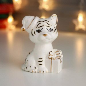 Сувенир керамика "Белый тигрёнок в колпаке с подарочком" с золотом 9,2х7,2х5,2 см