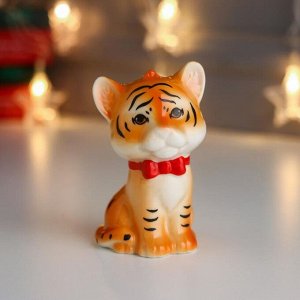 Сувенир керамика "Рыжий тигрёнок с галстуком-бабочкой" 10х6х6 см