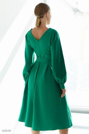 Зеленое платье миди с пышными рукавами