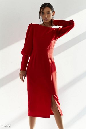Стильное платье красного цвета