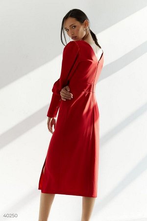 Стильное платье красного цвета