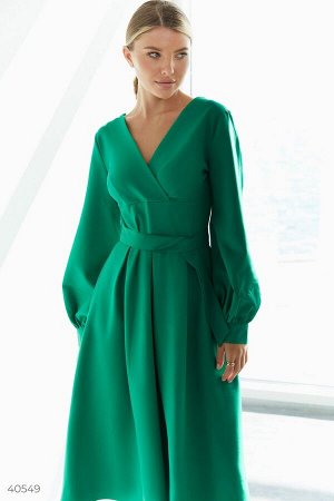 Зеленое платье миди с пышными рукавами