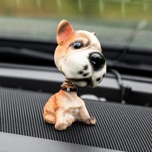 Собака на панель авто, качающая головой, дворняжка