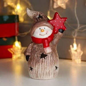 Сувенир керамика свет "Снеговик, бежевый кафтан и колпак, красная звезда" 15,5х6х9 см
