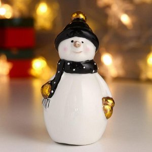 Сувенир керамика "Снеговик, чёрный шарфик, золотые варежки и помпон" 10,2х5,2х5,2 см