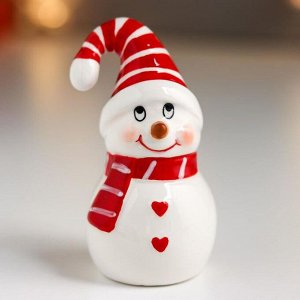 Сувенир керамика "Снеговик-улыбка, полосатый колпак и шарф, пуговки сердечко" 8,7х4,6х4,7 см   65327