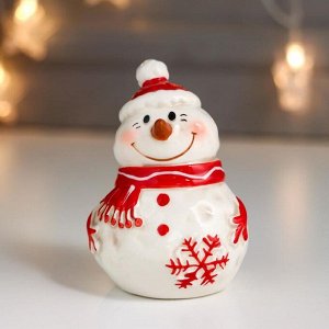 Сувенир керамика "Снеговичок красный колпак, шарф, с красной снежинкой" 9,8х6,9х6,9 см