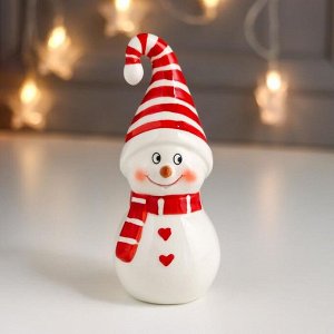 Сувенир керамика "Снеговик-улыбка, полосатый колпак и шарф, пуговки сердечко" 14,6х6х6 см