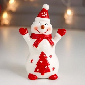 Сувенир керамика "Снеговик в красном колпаке и шарфе, с ёлочкой" 13х4,3х8,5 см