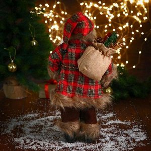 Дед Мороз "В красной клетчатой шубке, с фонариком и веточками" 20х45 см