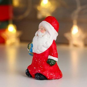 Сувенир керамика "Дед Мороз в красной шубе и колпаке, с подарком" 10х6,3х5 см