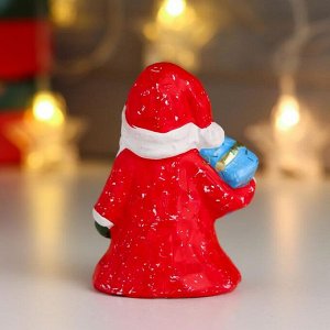 Сувенир керамика "Дед Мороз в красной шубе и колпаке, с подарком" 10х6,3х5 см