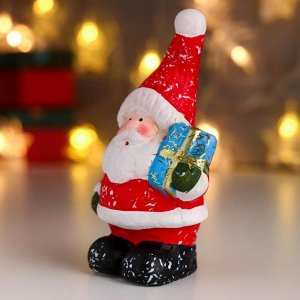 Сувенир керамика "Дед Мороз в красном кафтане и колпаке, с подарком" 11,5х6,5х4,8 см