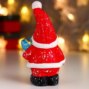 Сувенир керамика "Дед Мороз в красном кафтане и колпаке, с подарком" 11,5х6,5х4,8 см