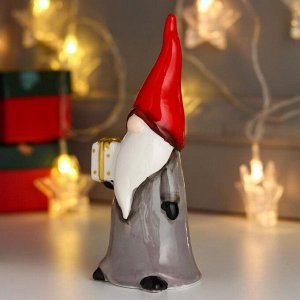 Сувенир керамика "Дед Мороз, серый кафтан, красный колпак, с подарком" 16,5х6х6,5 см