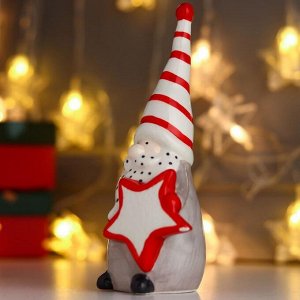 Сувенир керамика "Дед Мороз, серый кафтан, полосатый колпак, большая звёзда" 17,5х6,5х7 см