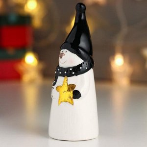 Сувенир керамика "Снеговик, белый кафтан, чёрный колпак, золотая звёздочка" 13,2х5х5 см