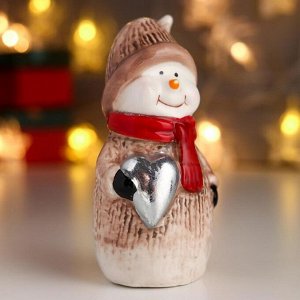 Сувенир керамика "Снеговик, в бежевом кафтане и колпаке, с серебристым сердцем" 11х5х5,8 см 649447