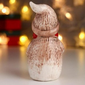 Сувенир керамика "Снеговик, в бежевом кафтане и колпаке, с серебристым сердцем" 11х5х5,8 см   649447