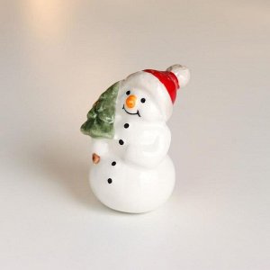 Сувенир керамика "Снеговик, в красной шапке, с зелёной ёлочкой" 6х3,5х4 см