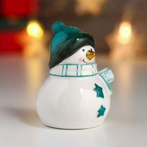Сувенир керамика "Снеговик, зелёная шапка и шарф, звёздочки" 8,9х6х6,5 см