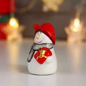 Сувенир керамика "Снеговик, серый шарф и колпак, подарок" 7х4х5 см