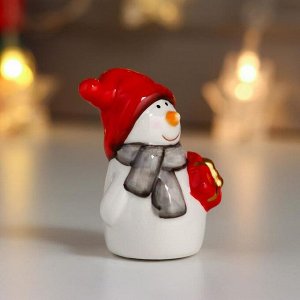 Сувенир керамика "Снеговик, серый шарф и колпак, подарок" 7х4х5 см