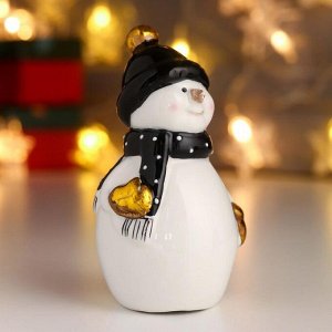 Сувенир керамика "Снеговик, чёрный шарфик, золотые варежки и помпон" 10,2х5,2х5,2 см