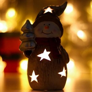 Сувенир керамика свет "Снеговик, бежевый кафтан и колпак, серебристая ёлочка" 15,5х6х9 см