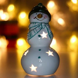 Сувенир керамика свет "Снеговик, зелёная шапка и шарф, звёздочки" 11,3х6,2х6,2 см