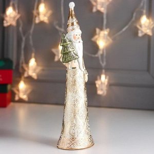 Сувенир полистоун "Дед Мороз в золотой шубе с морозными узорами, с ёлкой" 28х6х8 см