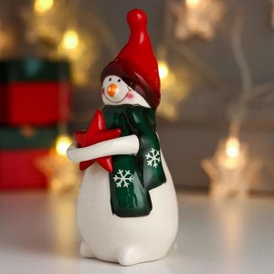 Сувенир керамика "Снеговик, в красном колпаке, зелёном шарфе, красная звёзда" 15х7,5х6,5 см   649446